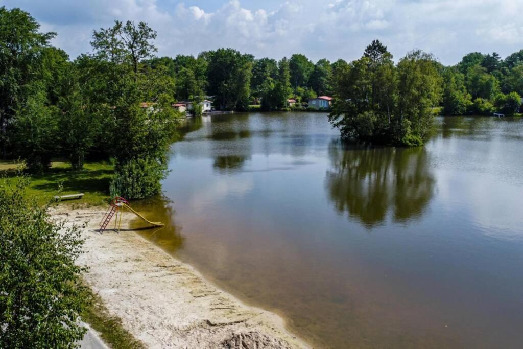 Luxe Chalet In Oosterwolde In Friesland, Op Rustig Park Met Uitzicht Op Meer En Strandje Εξωτερικό φωτογραφία