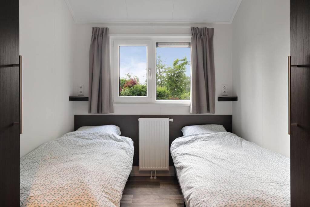 Luxe Chalet In Oosterwolde In Friesland, Op Rustig Park Met Uitzicht Op Meer En Strandje Εξωτερικό φωτογραφία
