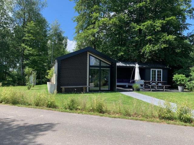 Luxe Chalet In Oosterwolde In Friesland, Op Rustig Park Met Uitzicht Op Meer En Strandje Εξωτερικό φωτογραφία
